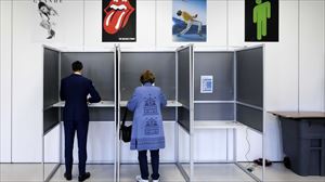 Varias personas depositan su voto en Países Bajos. Foto: EFE