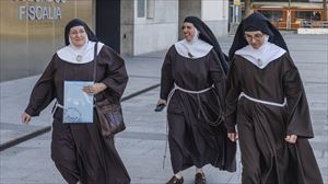 Tres monjas del convento de Belorado a la salida del juzgado de Burgos