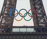 Los anillos olímpicos son instalados en la Torre Eiffel de París, 50 días antes del comienzo de los Juegos