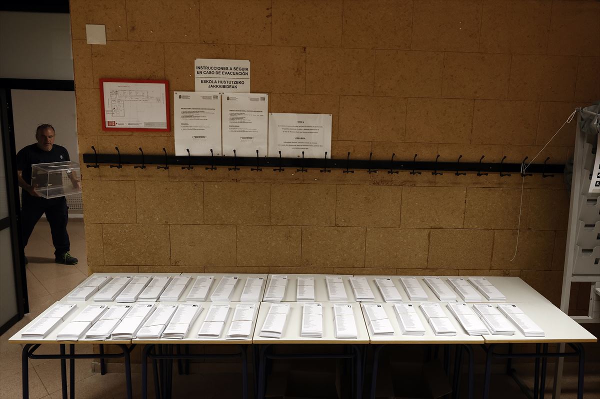 Varias papeletas en un colegio electoral de Pamplona. 