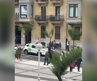 Un hombre de avanzada edad detiene un coche que hacía propaganda de Vox en San Sebastián