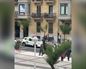 Un hombre de avanzada edad detiene un coche que hacía propaganda de Vox en San Sebastián