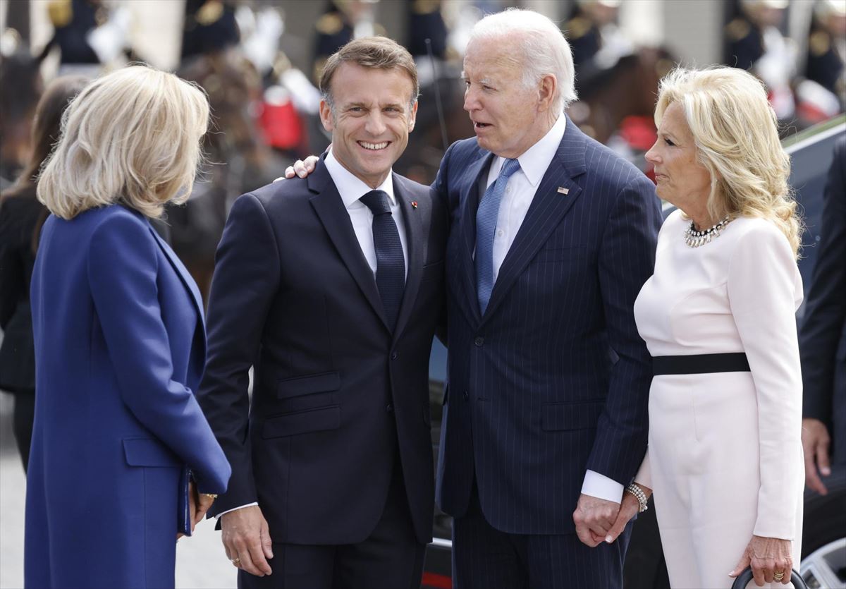 Macron y Biden con sus respectivas parejas. Foto: EFE
