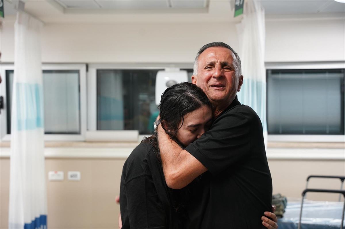 Noa Argamani y su padre, abrazados. Foto: EFE