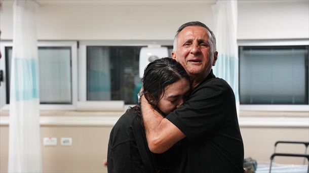 Noa Argamani y su padre, abrazados. Foto: EFE