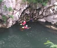 Rescatado un vecino de Andoain y su perro, que cayeron al río Pas en Puente Viesgo