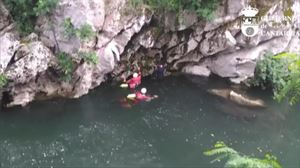 Pas ibaira erori diren Andoaingo bizilagun bat eta bere txakurra erreskatatu dituzte Kantabrian