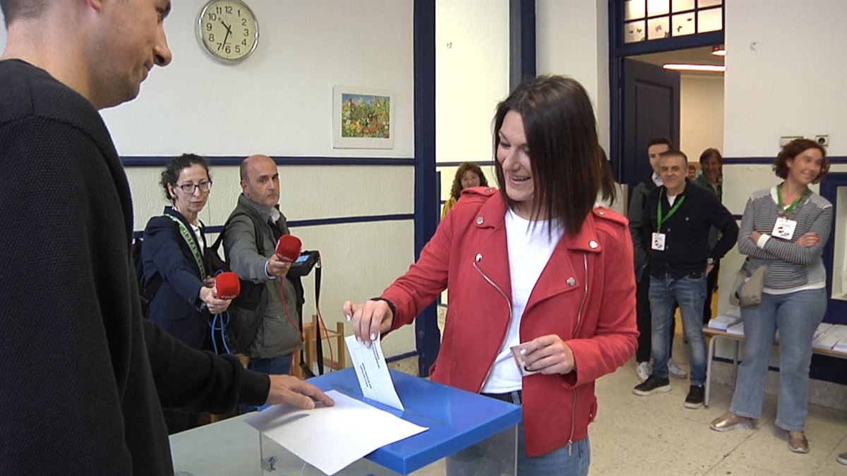 La candidata del PNV Oihane Agirregoitia ha depositado su voto en Bilbao
