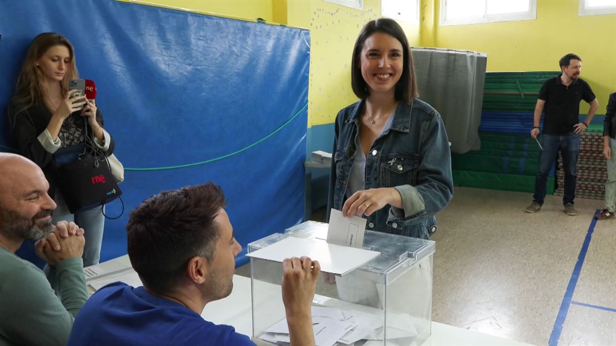 Irene Montero ha depositado su voto en Galapagar (Madrid)