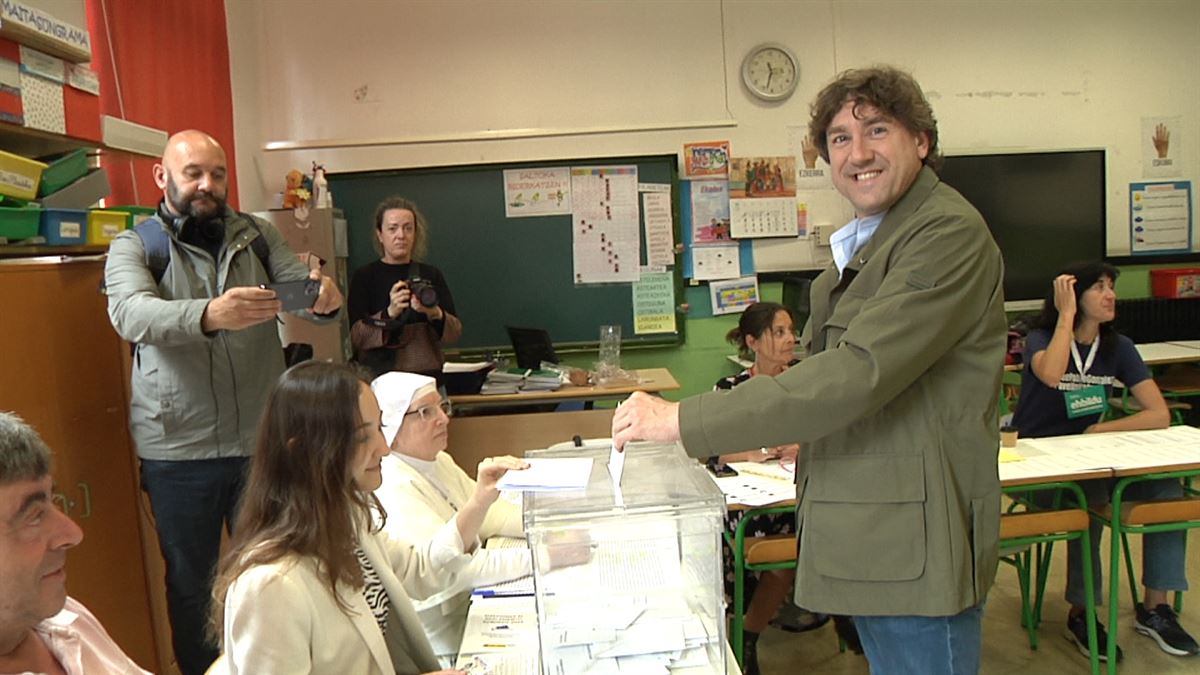 Eneko Andueza, tras votar en un colegio electoral de Portugalete. Foto: EITB Media.