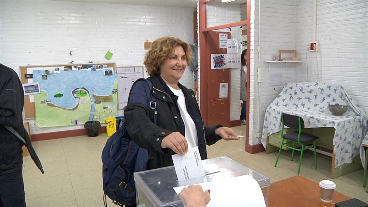 Pilar Garrido depositando su voto. Foto: EITB Media.