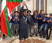 Bermeo-Urdabai y Arraun Lagunak recogen la ikurriña del Campeonato de Euskadi