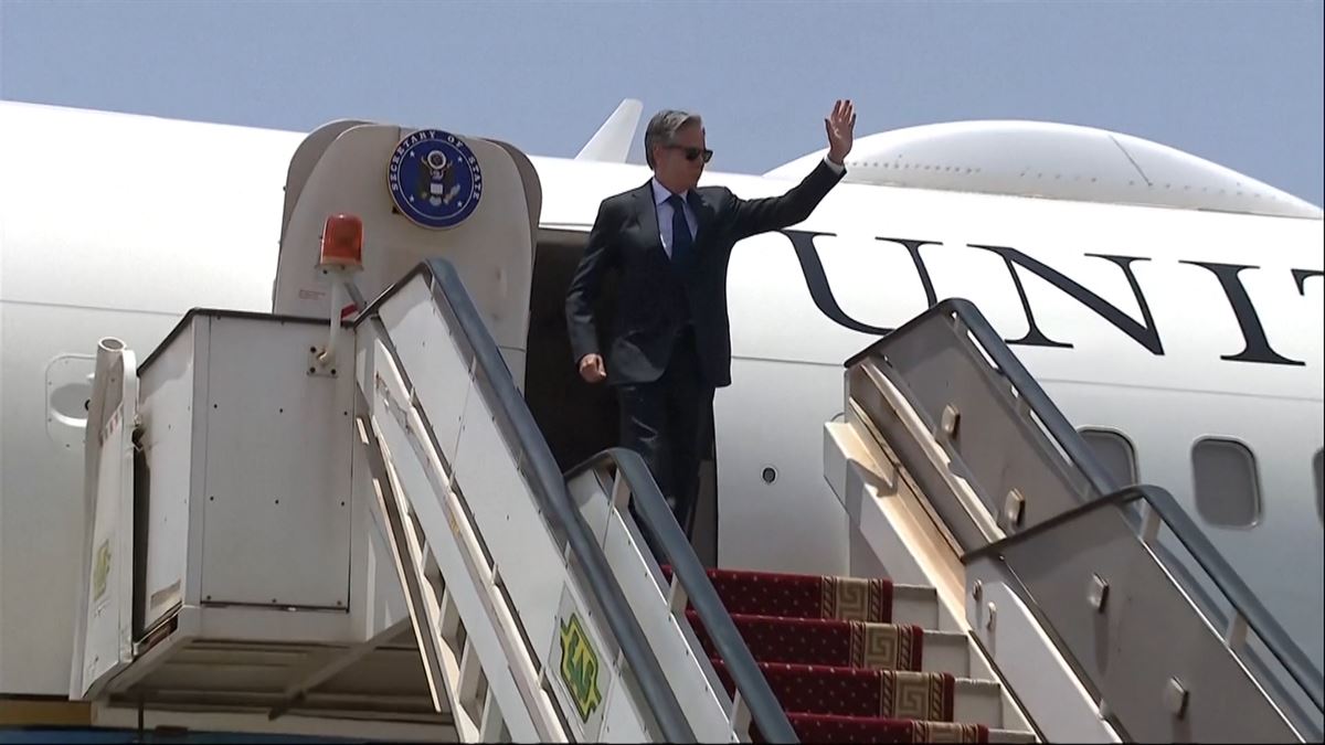 El secretario de Estado estadounidense, Antony Blinken, en el aeropuerto de El Cairo (Egipto).