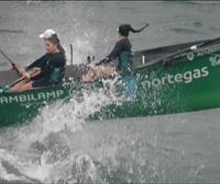 La mala mar deja imágenes espectaculares en el Campeonato de Euskadi de traineras
