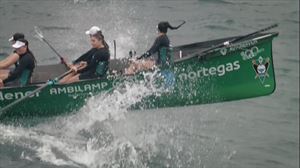 Olatuen kontrako borrokaren irudirik ikusgarriak utzi ditu Euskadiko traineruen txapelketak