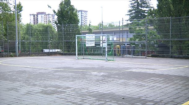 Pista polideportiva pública en la que se disputó el partido, en el barrio de Bidebieta. EITB.