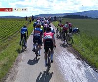 Caída en el centro del pelotón, en la segunda etapa de la Vuelta a Suiza, a 18 kilómetros de la meta