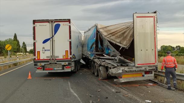 Los camiones accidentados. Foto: Policía Foral.