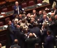 Un diputado de la Liga italiana golpea en la cabeza a otro del M5S en la Cámara de Diputados