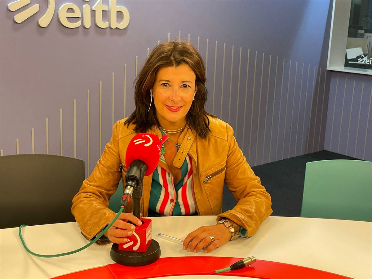 Laura Garrido en los estudios de Radio Vitoria