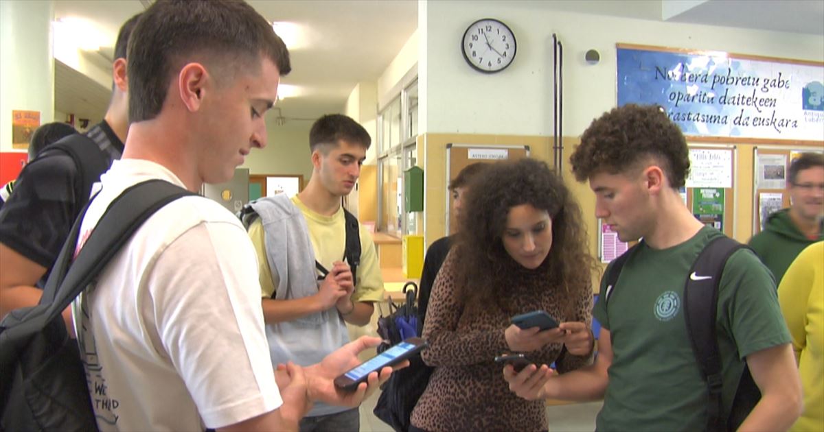 Estudiantes mirando su nota. Imagen obtenida de un vídeo de EITB Media.