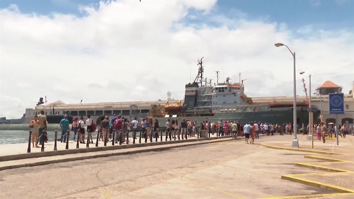 Cola para visitar uno de los buques. Imagen obtenida de un vídeo de EITB Media.