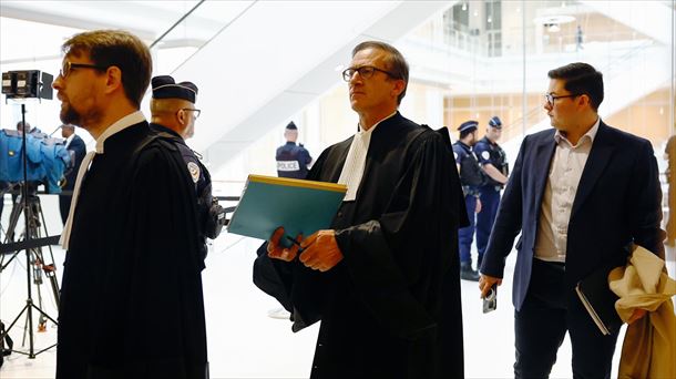 Los representantes legales de ambas partes en el Tribunal de París. Foto: EFE