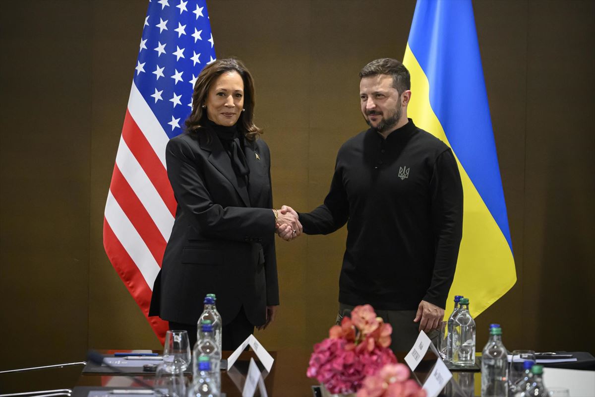 El presidente de Ucrania, Volodimir Zelenski junto a Kamala Harris, vicepresidenta de Estados Unidos
