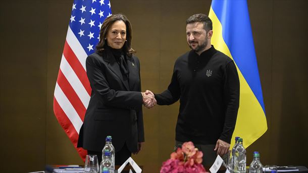 El presidente de Ucrania, Volodimir Zelenski junto a Kamala Harris, vicepresidenta de Estados Unidos