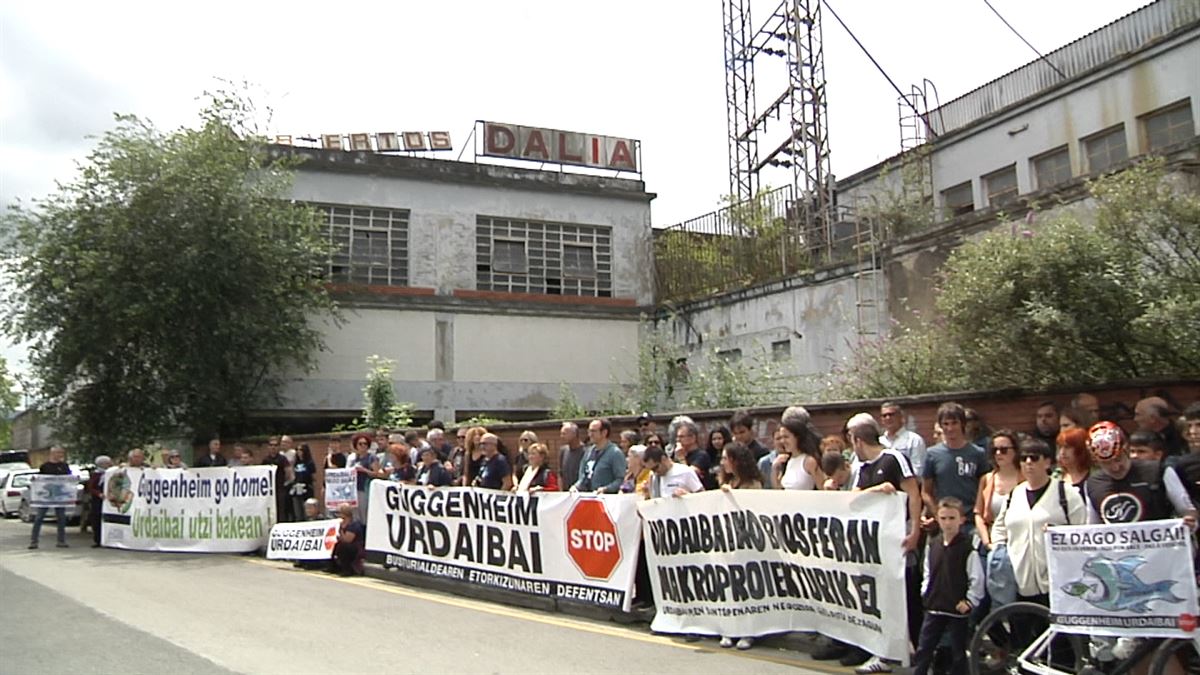 Concentración contra el derribo de la antigua fábrica Dalia, en los planes del Guggenheim Urdaibai