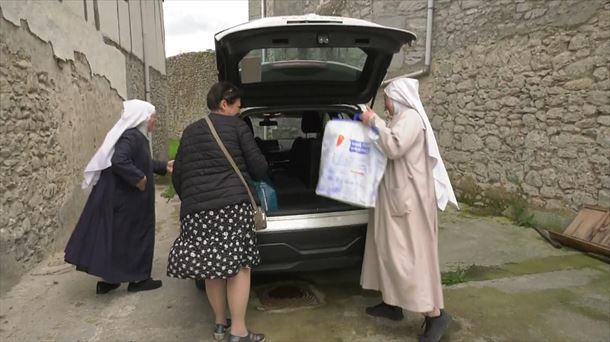 Dos de la monjas recogen algunas bolsas. Captura de imagen de un vídeo de EITB Media.