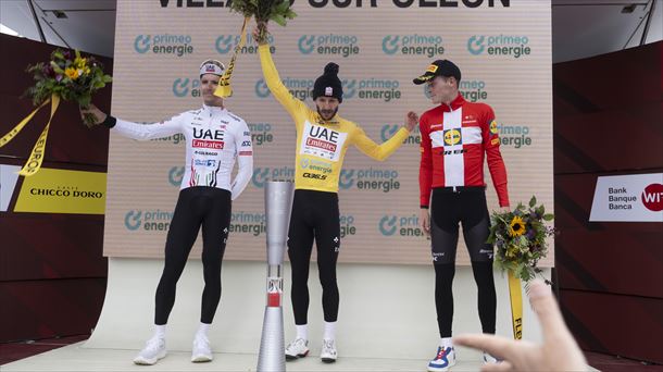 Adam Yates, ganador de la Vuelta a Suiza 2024, con Almeida y Skjelmose en el podium