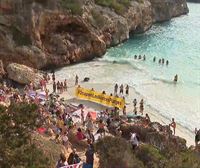 Unos 300 mallorquines protestan en la cala más viral contra la masificación turística