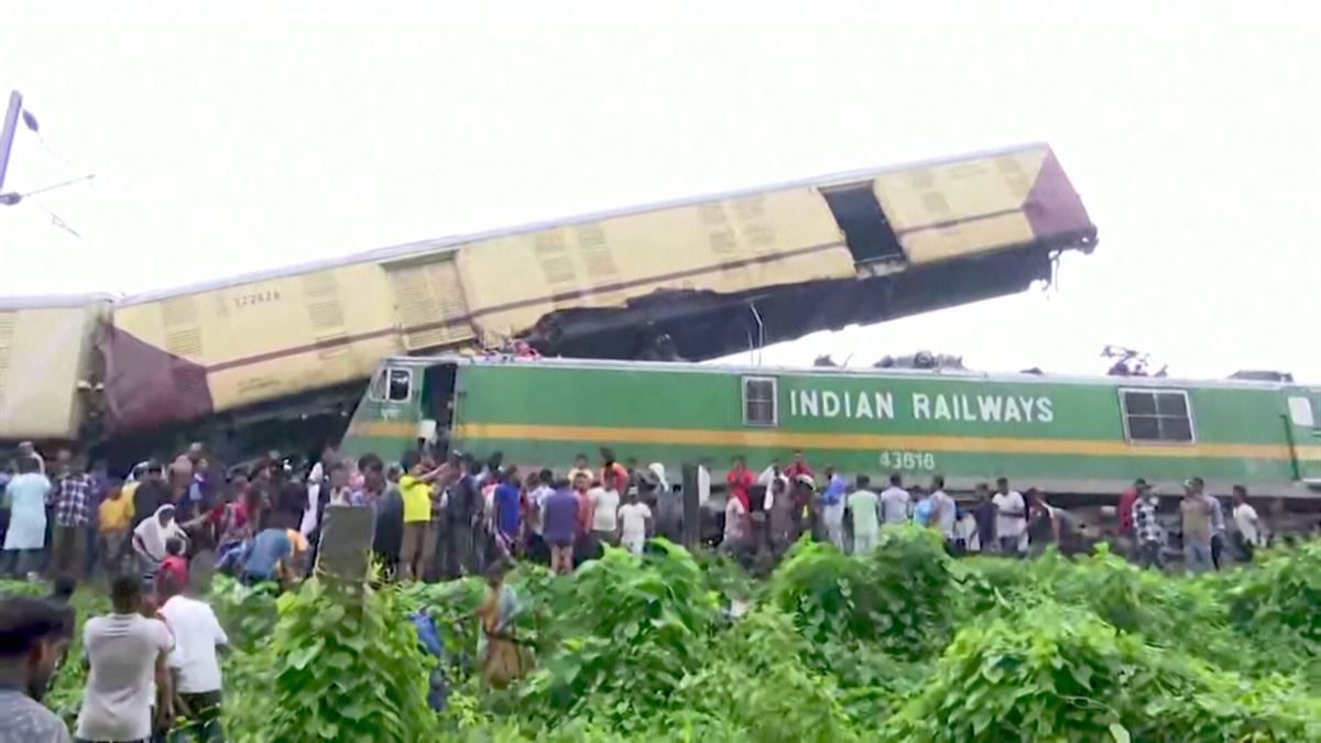 Los trenes accidentados. Imagen obtenida de un vídeo de Agencias.
