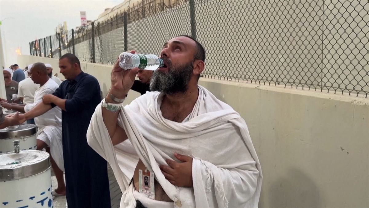 Peregrino bebiendo agua. Imagen obtenida de un vídeo de Agencias.