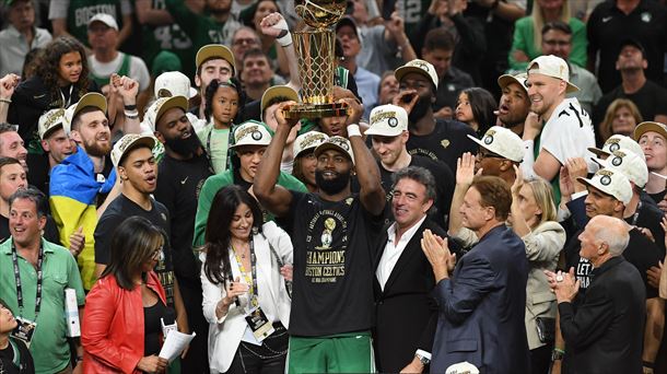 Los jugadores del Bolton Celtics celebran su 18º anillo de la NBA