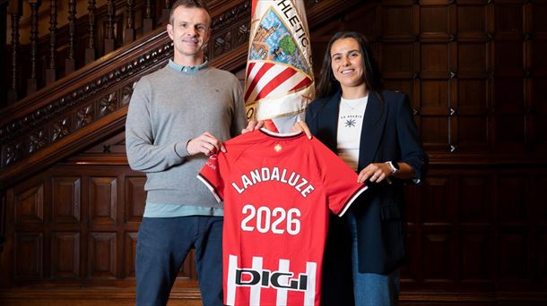 Naia Landaluze, tras firmar su renovación, con el presidente Jon Uriarte. Foto: Athletic Club. 