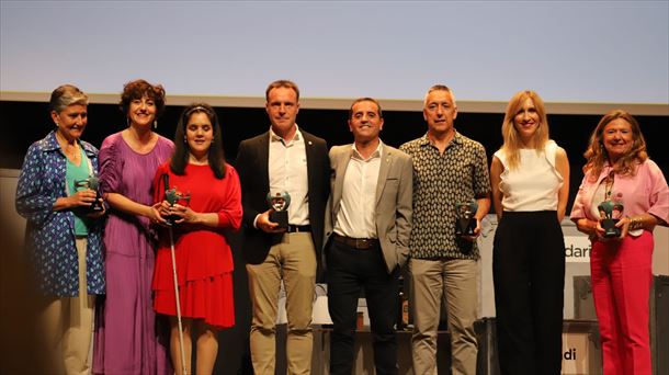 El programa "Déjate Llevar" de Radio Vitoria ha recogido el Premio Solidario de ONCE Euskadi 