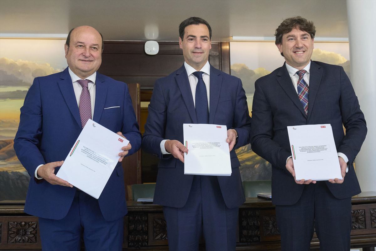 De izq. a derecha, Ortuzar, Pradales y Andueza, con el documento en las manos. 