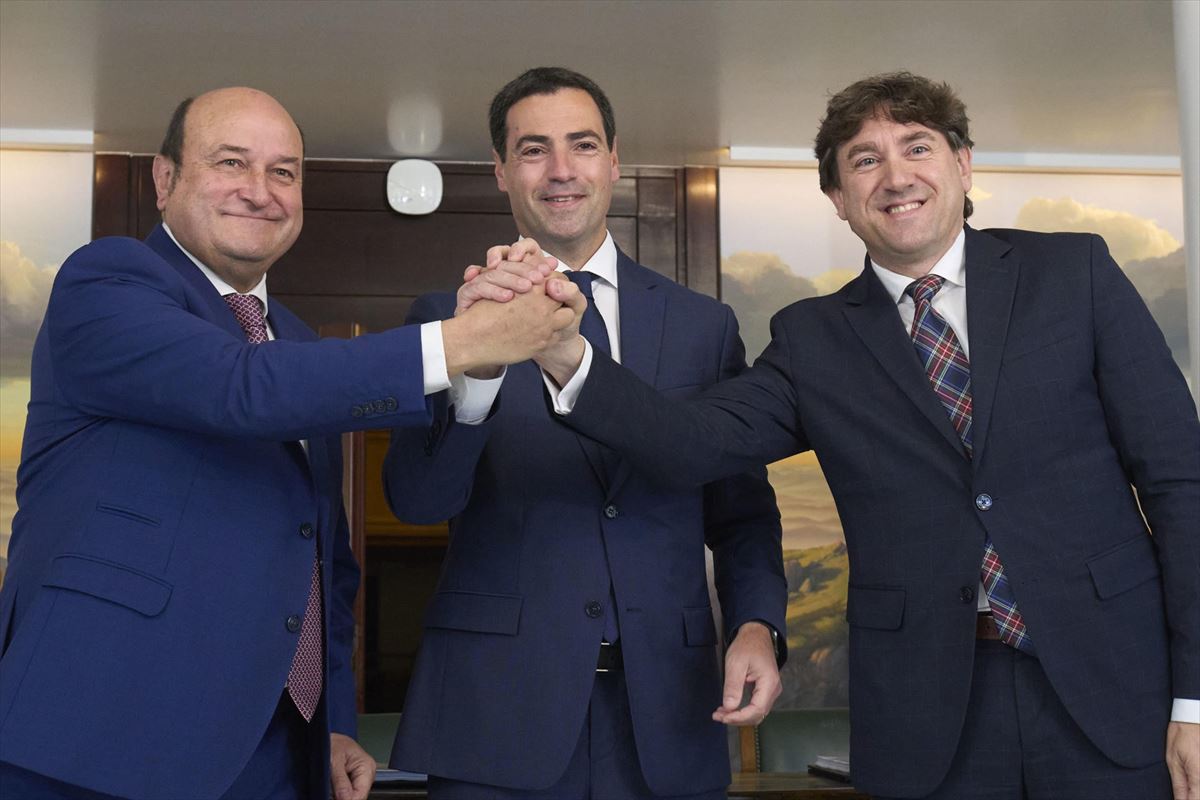 Ortuzar, Pradales y Andueza en la firma del Gobierno de coalición entre PNV y PSE-EE. Foto: EFE