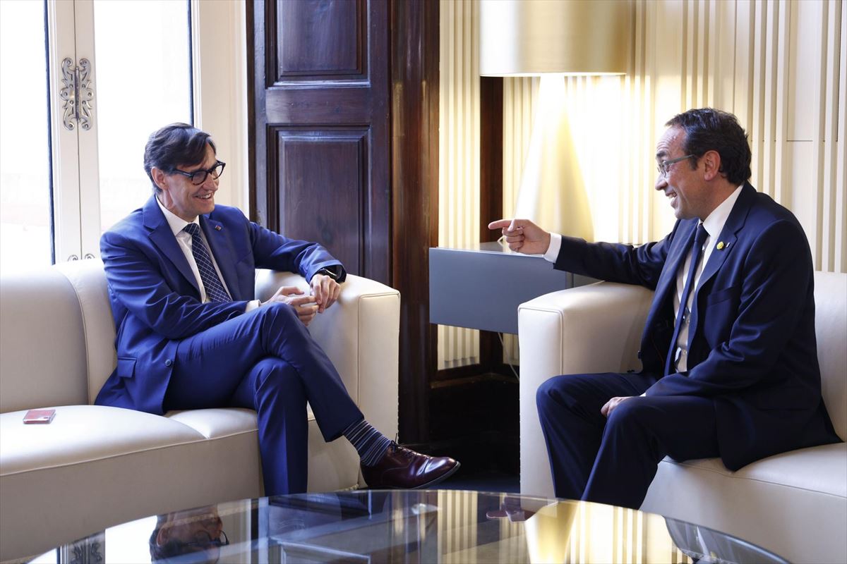 El presidente del Parlament, Josep Rull, junto al secretario del PSC, Salvador Illa. Foto: EFE