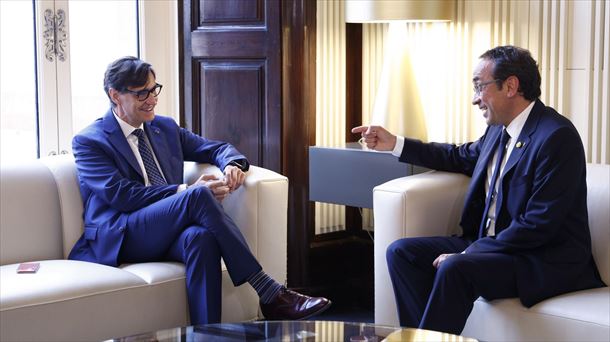 El presidente del Parlament, Josep Rull, junto al secretario del PSC, Salvador Illa. Foto: EFE