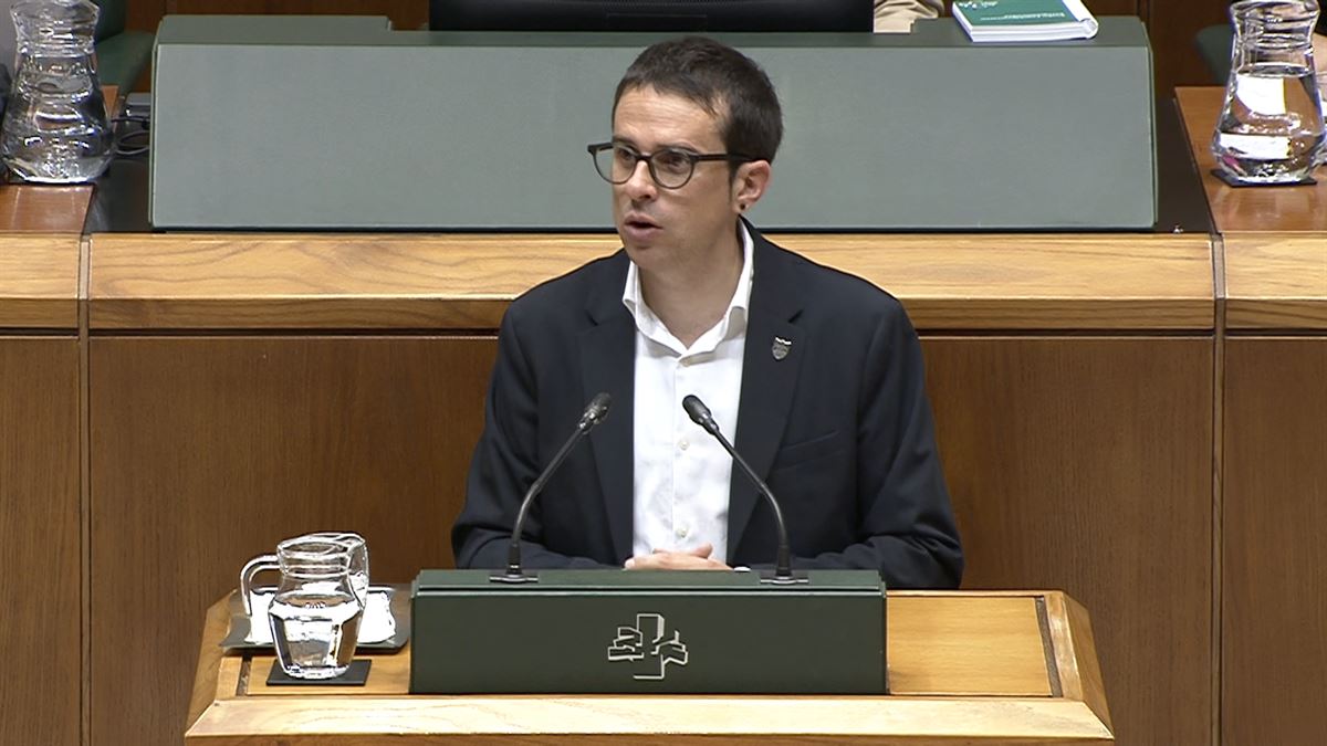 Pello Otxandiano en el Parlamento Vasco.