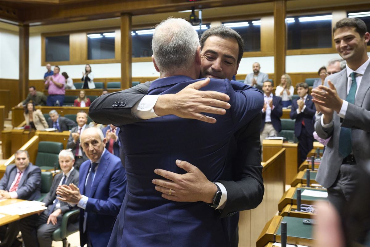 Imanol Pradales eta Iñigo Urkulluren arteko besarkada