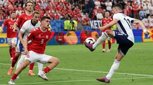 Ingalaterrak D multzoko buruan jarraitzen du, Danimarkaren aurka berdindu ondoren (1-1)