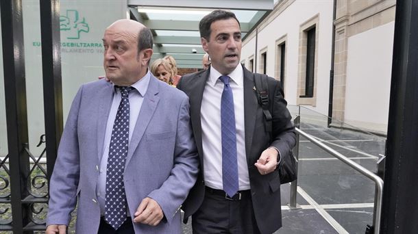 Andoni Ortuzar eta Imanol Pradales, artxiboko irudi batean