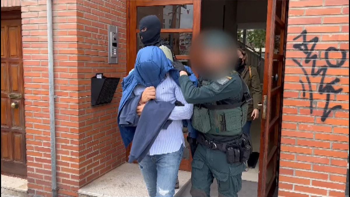 Momento de la detención de una persona en Bizkaia. Foto obtenida de un vídeo emitido en EITB Media