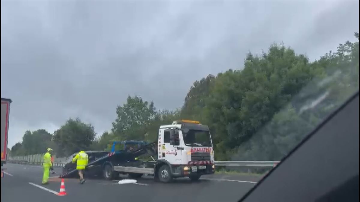 El vehículo accidentado. Imagen obtenida de un vídeo de EITB Media.