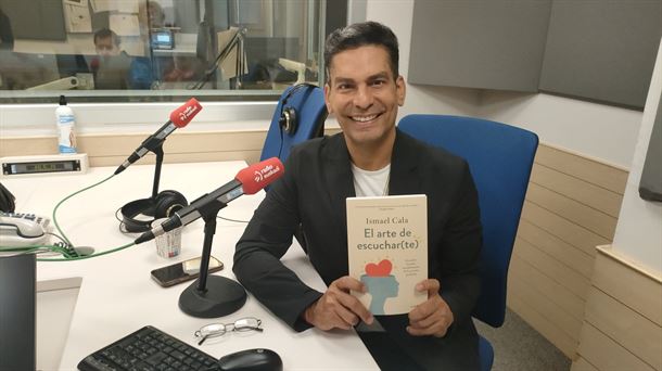 Ismael Cala en los estudios de Radio Euskadi. EITB MEDIA