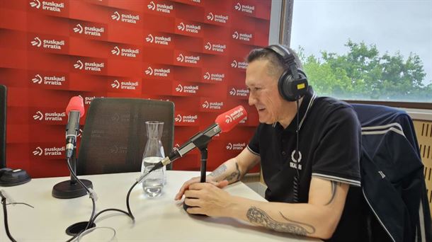 Fermin Muguruza en Kultura.eus de Radio Euskadi en los estudios de Miramon 